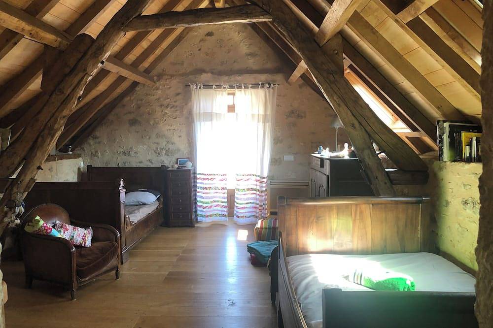 Ancien fournil rénové au cœur d'un village du causse proche des grands sites in Lentillac-du-Causse, Quercy