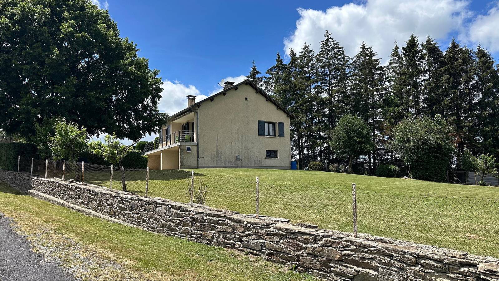 Maison de vacances « La Maison De Campagne » avec vue montagne, terrasse et jardin privés in Salles-Curan, Aveyron