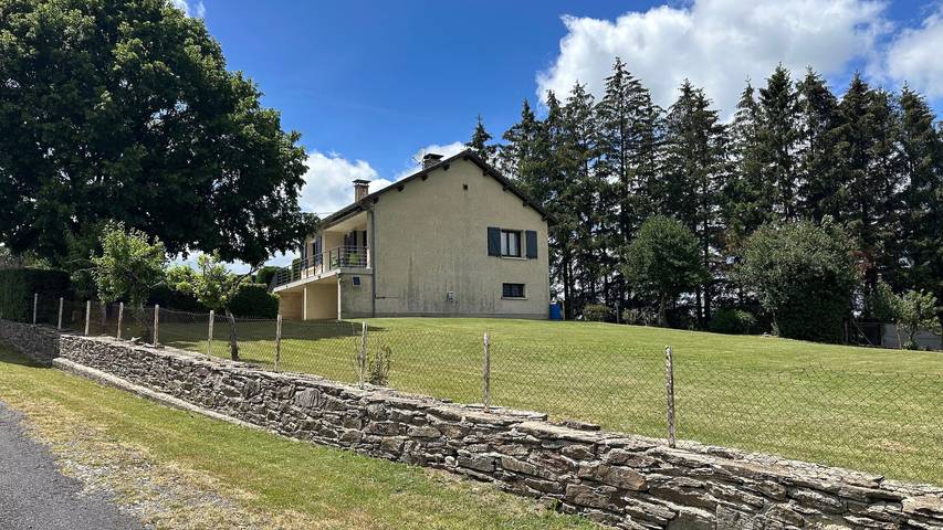 Maison de vacances « La Maison De Campagne » avec vue montagne, terrasse et jardin privés in Salles-Curan, Aveyron