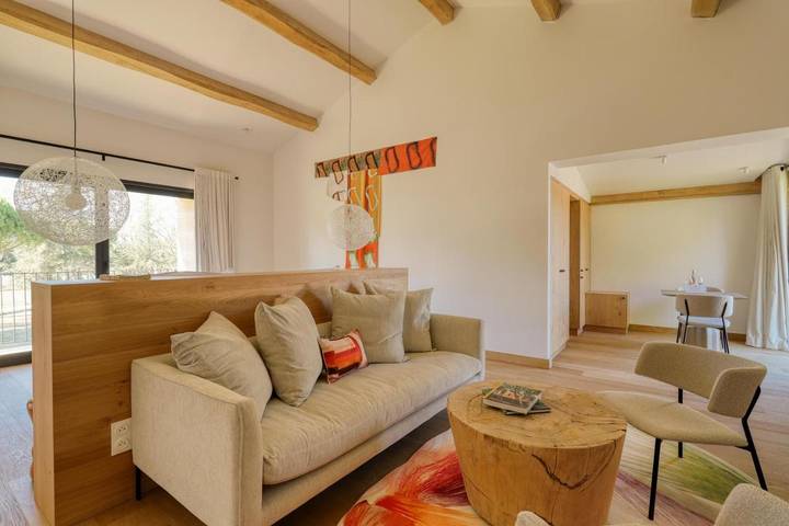 Hôtel pour 3 personnes, avec piscine ainsi que vue et jardin à Valliguières - 2