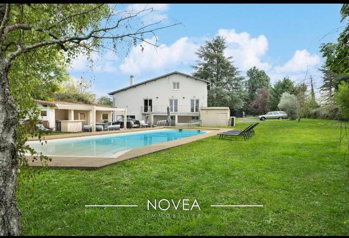 Villa pour 10 personnes, avec vue ainsi que piscine et terrasse, animaux acceptés