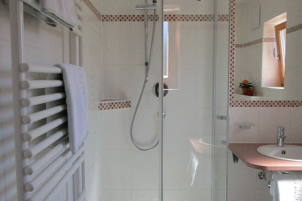 Entire apartment, Very quiet, central and sunny location with mountain views, 300 m to the center in Rottach-Egern, Bavarian Alps