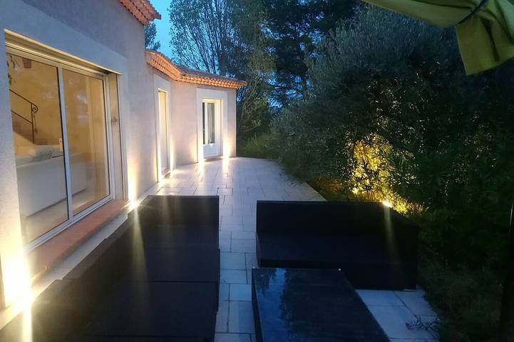 Location de vacances pour 7 personnes, avec Terrasse et Jardin à Cadolive