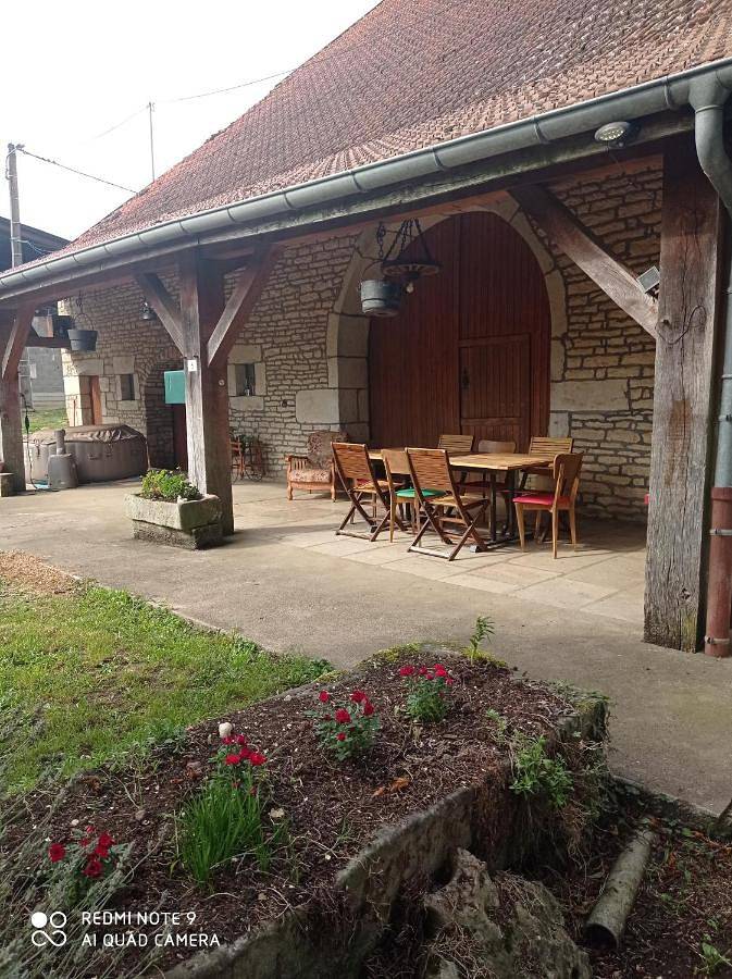Location de vacances pour 9 personnes, avec Terrasse ainsi que Jardin et Vue dans Vallerois-le-Bois