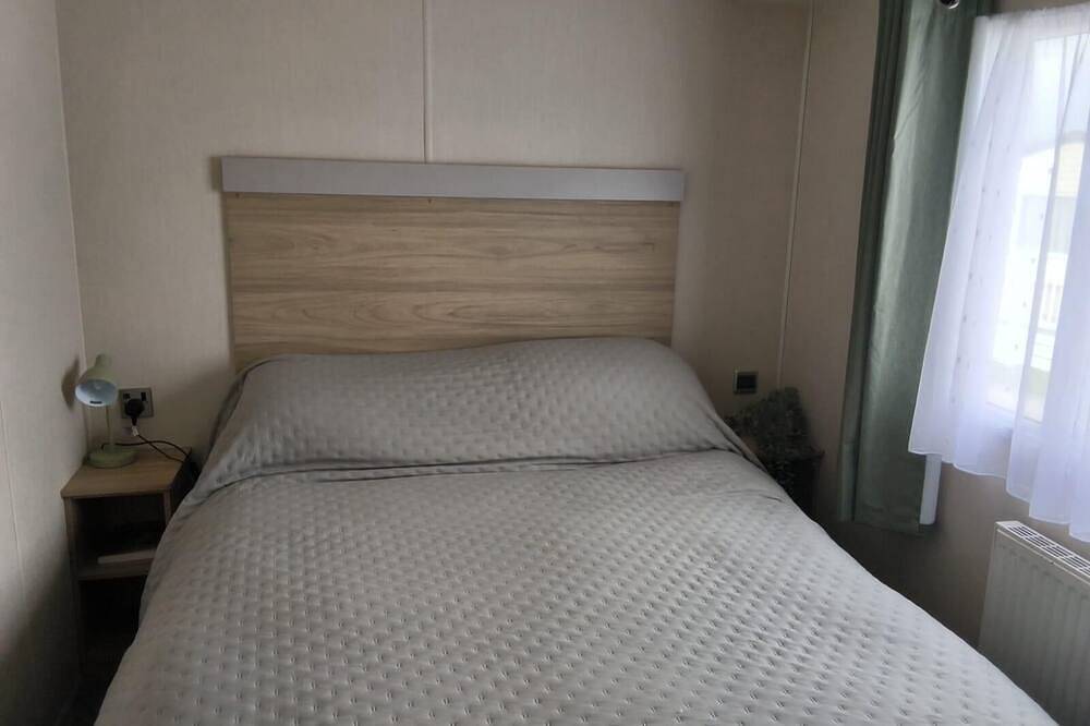 Stunning caravan with decking at Solent Breeze in Hampshire in Fareham, Hampshire