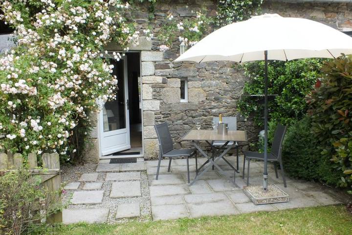 Location de vacances pour 2 personnes, avec vue ainsi que jardin et piscine, adapté aux familles à Cléguérec - 2