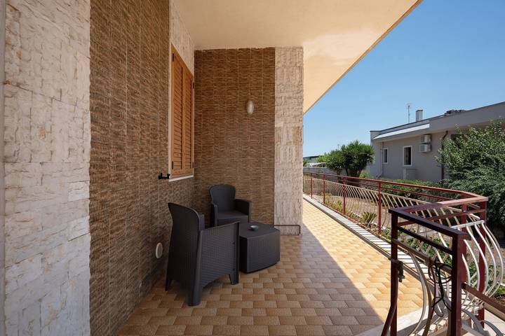 Entire apartment, Apartment 'Alle Colonne Bianche Rooms' with Balcony, Wi-Fi and Air Conditioning in Conversano, Bari Province