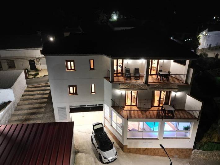 Casa rural para 14 personas, con Balcón y Terraza además de Piscina y Vistas en Los Montes