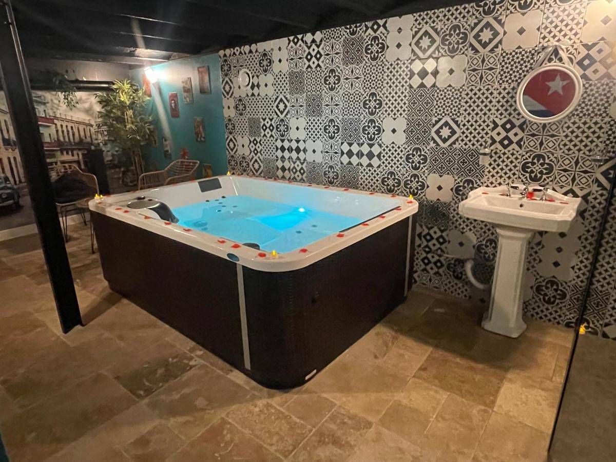 King Room with Spa Bath in Calais, Région de Calais