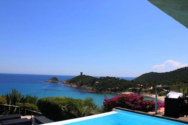 Location de vacances pour 10 personnes, avec vue ainsi que piscine et jardin dans Plage de Fautea - 4