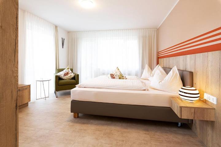 Hotel, mit Balkon und Terrasse sowie Whirlpool und Garten in Bad Ditzenbach - 2
