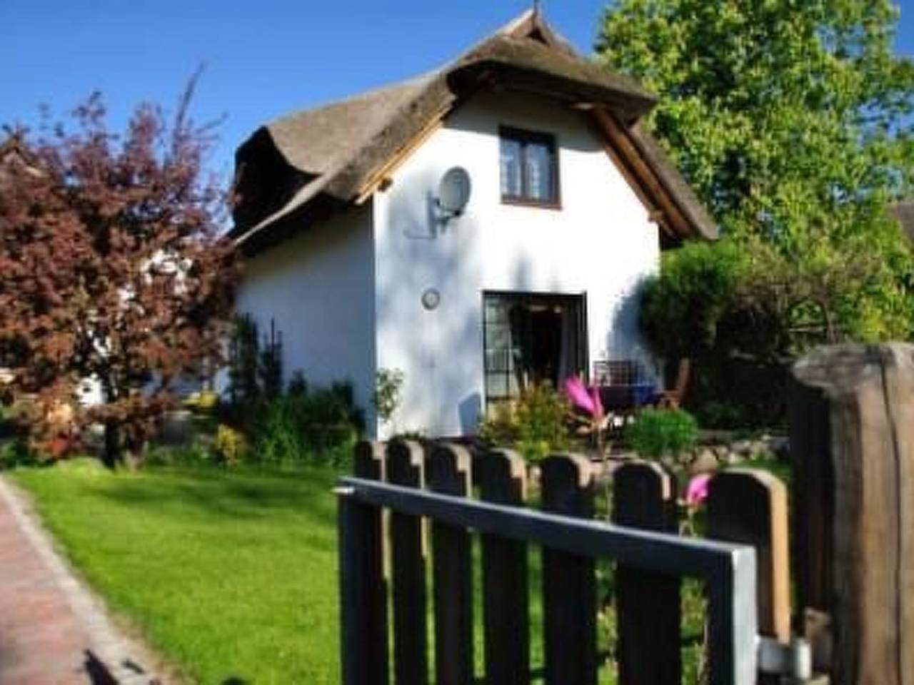 Schönes Ferienhaus mit Terrasse und Grill in Althagen, Ahrenshoop