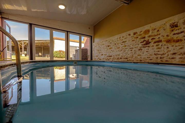 Location de vacances pour 20 personnes, avec jardin ainsi que piscine et vue à La Réorthe