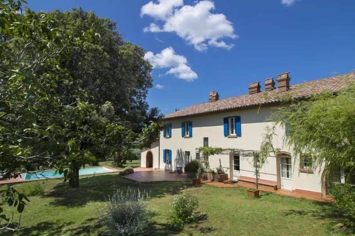 Agriturismo per 11 persone, con balcone e piscina in Riparbella