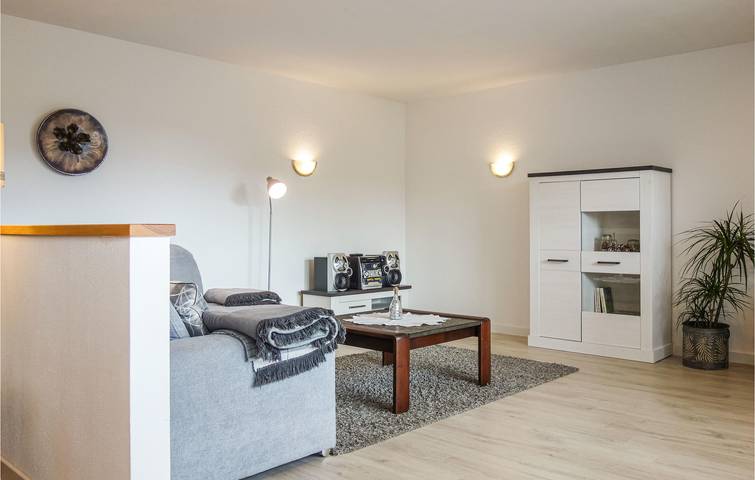 Ganze Ferienwohnung, Moderne Wohnung mit Parkplatz, Terrasse & WiFi 600m von Manderbach in Dillenburg, Naturpark Lahn-Dill-Bergland