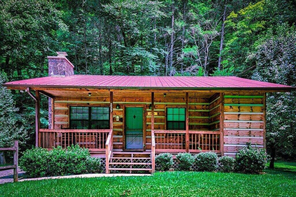 Easy Drive to Log Cabin! Only 7 mins from National Park + Jacuzzi in Blount County