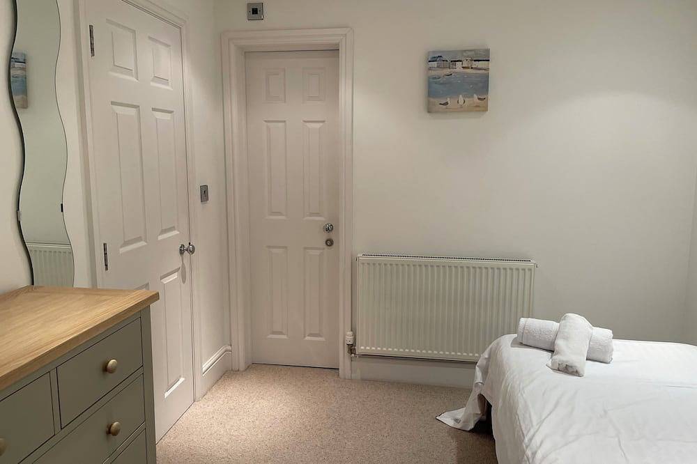 Entire apartment, Lovely, light and spacious Ground Floor Apartment With Terrace in St.Ives in St. Ives, Cornwall