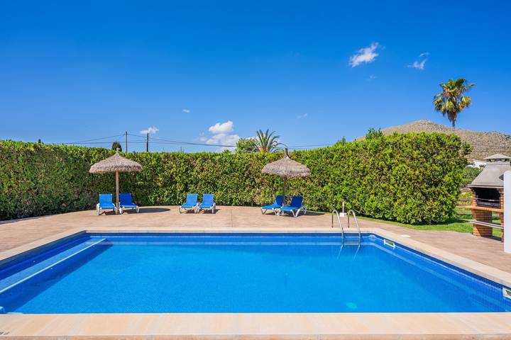 Villa de vacaciones 'Can Serra' con piscina privada, vistas a la montaña, terraza y jardín in Puerto de Pollensa, Pollença
