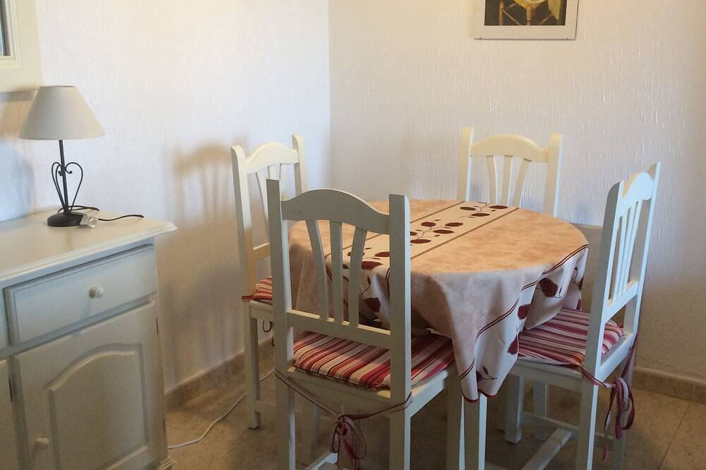 Entire apartment, Bungalow for 4-5 people 50 m from the sandy beach in Playa Moncayo, Guardamar del Segura