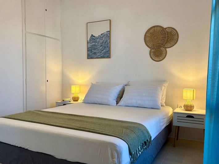 Gîte pour 2 personnes, avec jardin dans Píso Livádi