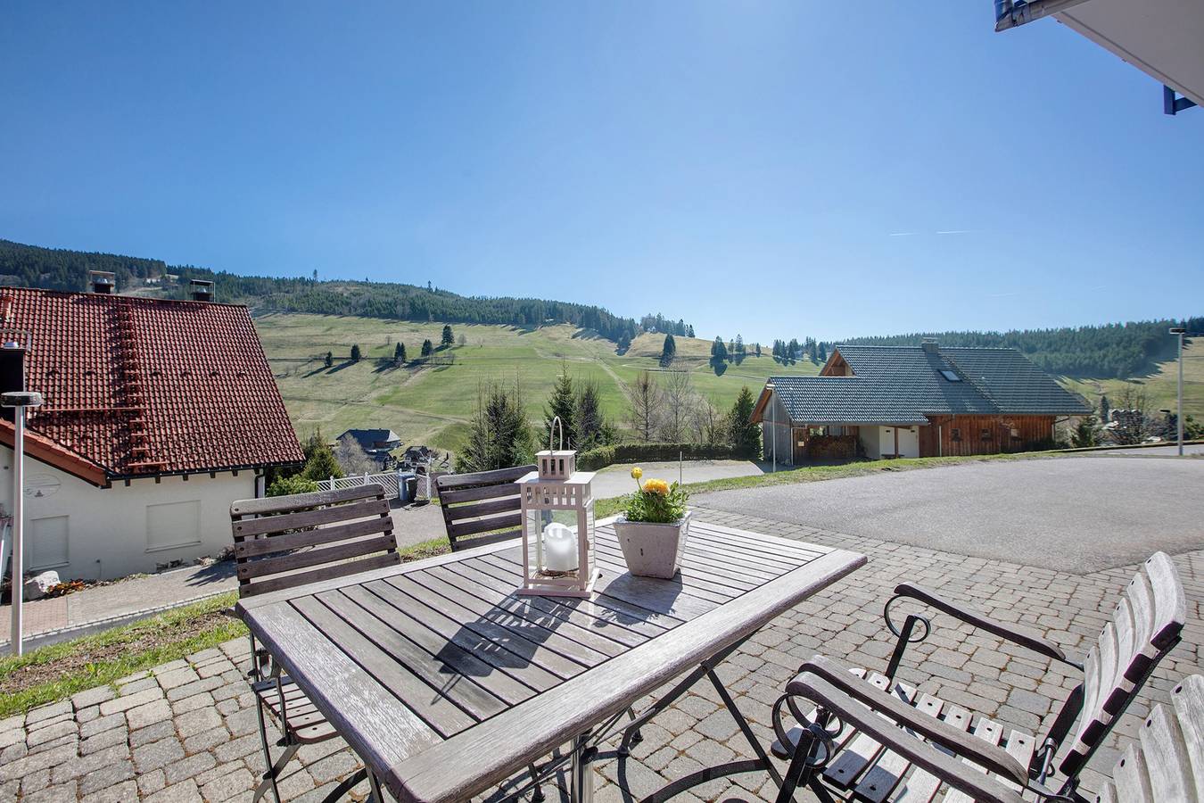 Apartamento entero, Apartamento 'Bergahorn Typ B' con vistas a la montaña, terraza privada y Wi-Fi in Todtnauberg, Todtnau