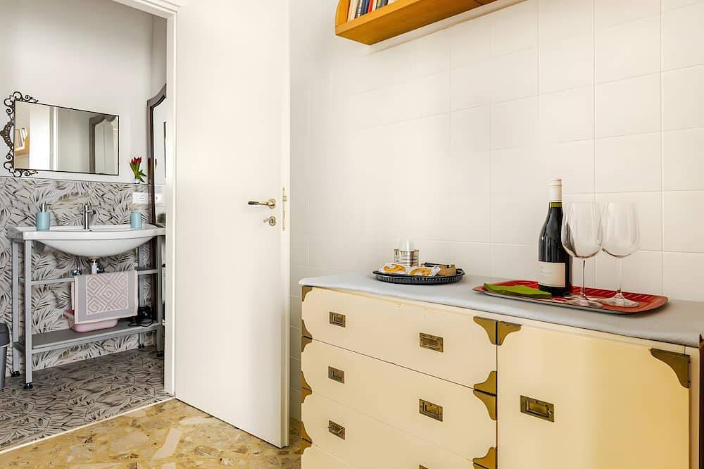 Appartement entier, Chambre 'Art Vintage-Lit Double Français' avec Balcon, Wi-Fi et Climatisation in Noicàttaro, Province de Bari