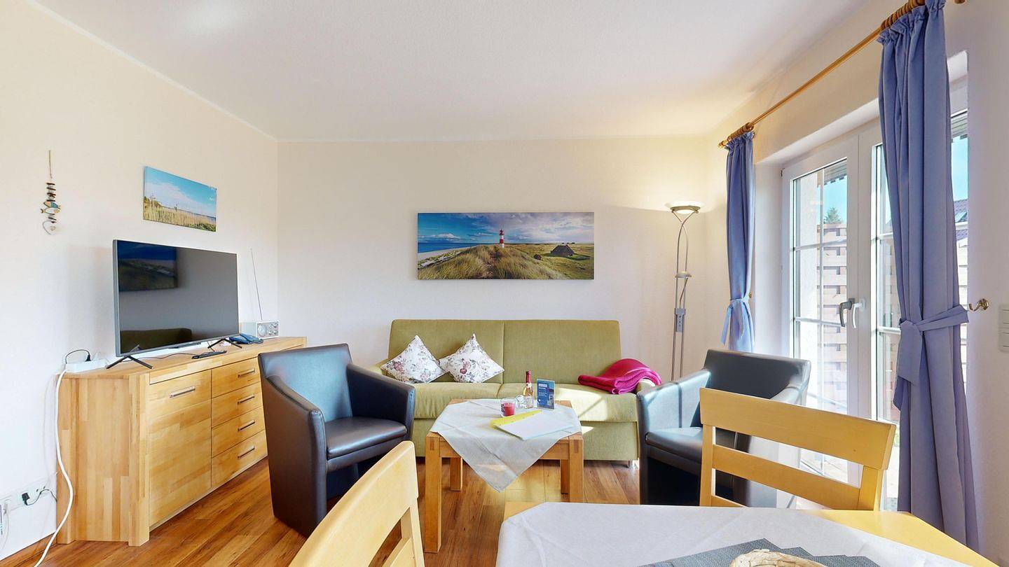 Ganze Wohnung, Traumhaftes Reetdachhaus in ruhiger Lage, Terrasse und mit großem Garten in Lancken-Granitz, Rügen