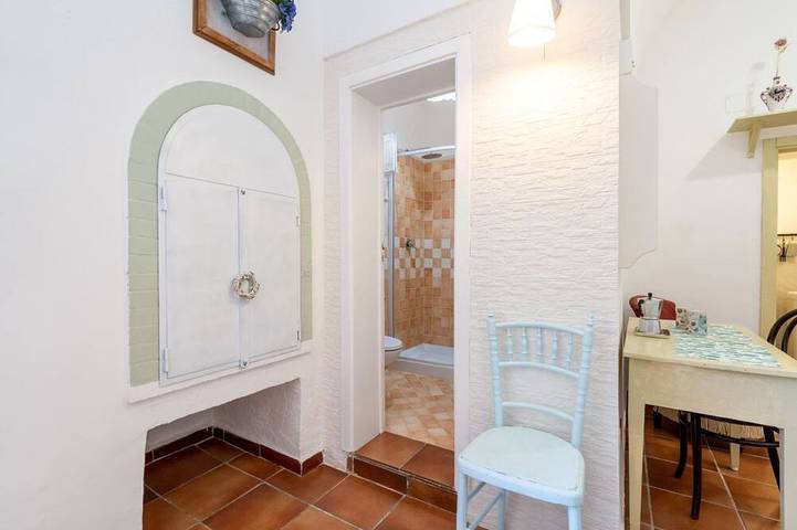 Ganze Wohnung, Guesthost - Lovely apartment that hosts up to 2 people, located in an old farmhouse dating back to the 19th century, furnished with taste and meticulous recovery of the original materials. The accommodation is located in Cozzana, a quiet and verdant dist in San Bartolomeo (Bari), Monopoli