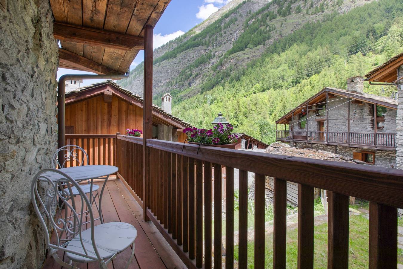 Appartement entier, Appartement 'Les Cles - Genepy' avec vue sur les montagnes, balcon et Wi-Fi in Bois De Clin, Valsavarenche