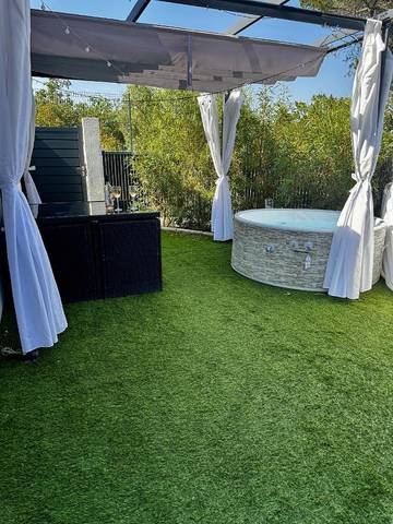 Gîte pour 2 personnes, avec terrasse et jacuzzi à Rocbaron