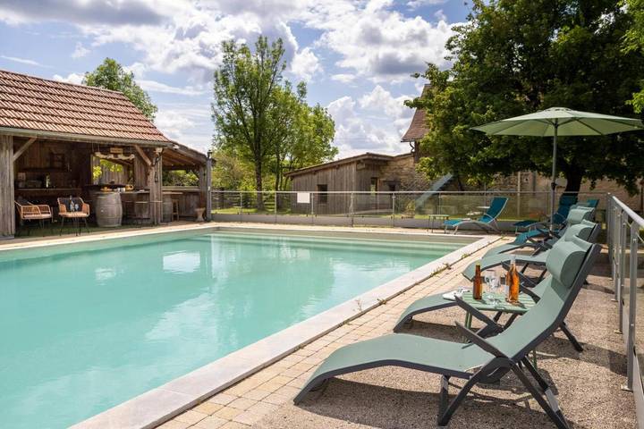 Location de vacances pour 22 personnes, avec Balcon et Terrasse ainsi que Jardin et Piscine à Salvagnac-Cajarc
