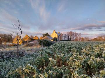 Cottage pour 2 personnes, avec jardin et vue à Plouider
