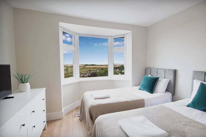 Stylish Salcombe House, Walk to Beach & Town, Dogs, Garden, 2 Parking, Sleeps 6 in Salcombe, South Devon