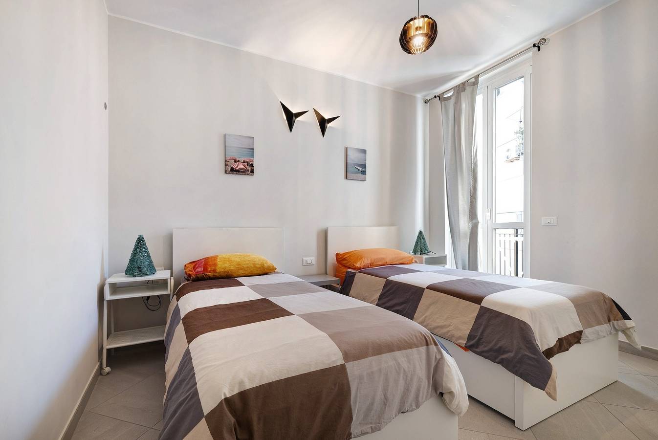 Entire apartment, Holiday Apartment '4 Passi Mare 2' with Balconies, A/C & Wi-Fi in Finale Ligure, Finale Ligure Municipality