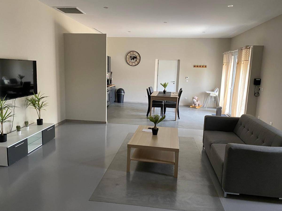 Appartement entier, One-Bedroom Apartment in Lançon-Provence, Côte méditerranéenne (France)