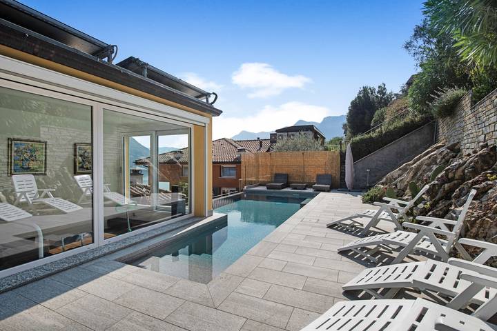 Attico Colonno con vista lago, piscina a sfioro e vasca idromassaggio in Colonno, Lago di Como