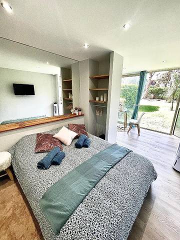 Gîte pour 2 personnes, avec bassin pour enfant et vue ainsi que jardin et piscine dans Port du Mourre-Rouge