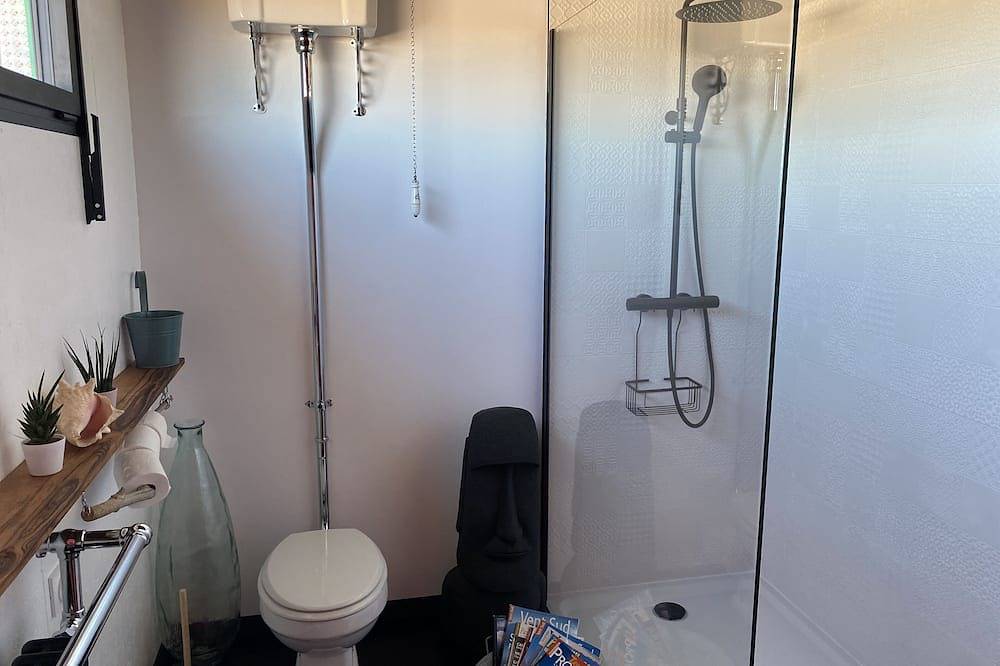 Votre chambre  sur les toits avec salle de bain et terrasse privé in Marguerittes, Région de Nîmes