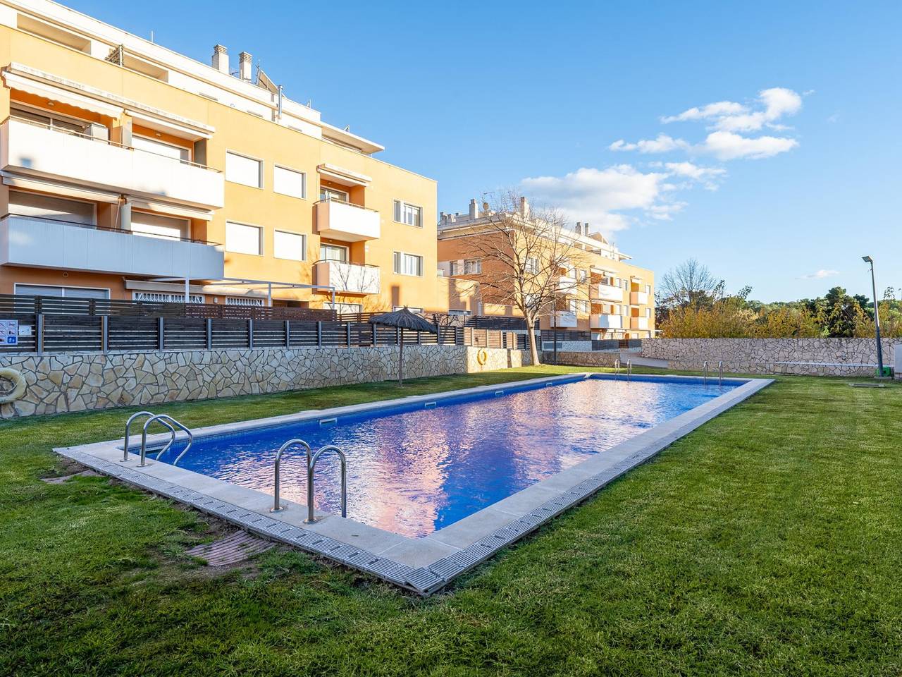 Entire holiday apartment, Apartment with terrace & pool 5min beach in Sant Feliu de Guíxols, Costa Brava