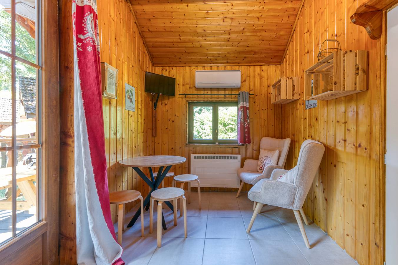 Apartamento entero, Apartamento 'Chalet Jacinthe' con vistas a las montañas, Wi-Fi y aire acondicionado in Vaulnaveys-le-Bas, Isère