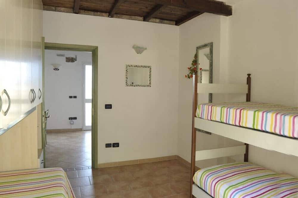 Ganze Wohnung, Holiday home with 3 apartments with private garden with sea view and pool. in Pompeiana, Riviera di Ponente