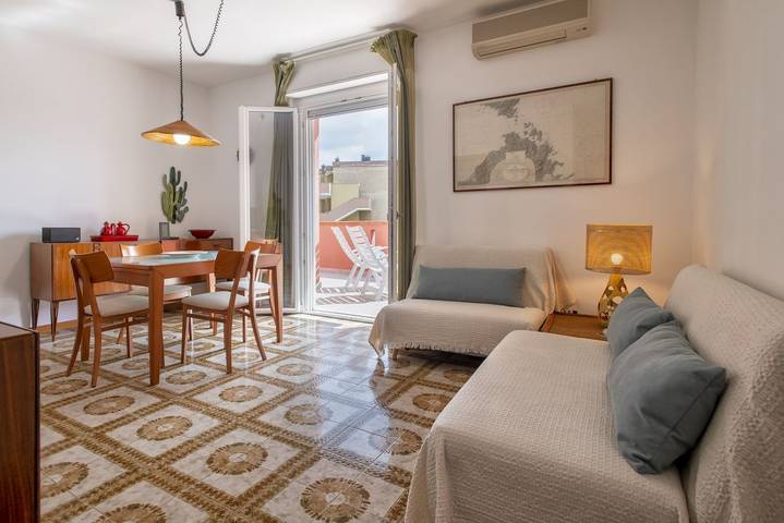 Entire apartment, Alghero Seaside Serenity Flat with Terrace! in Spiaggia di Maria Pia (Alghero), Alghero