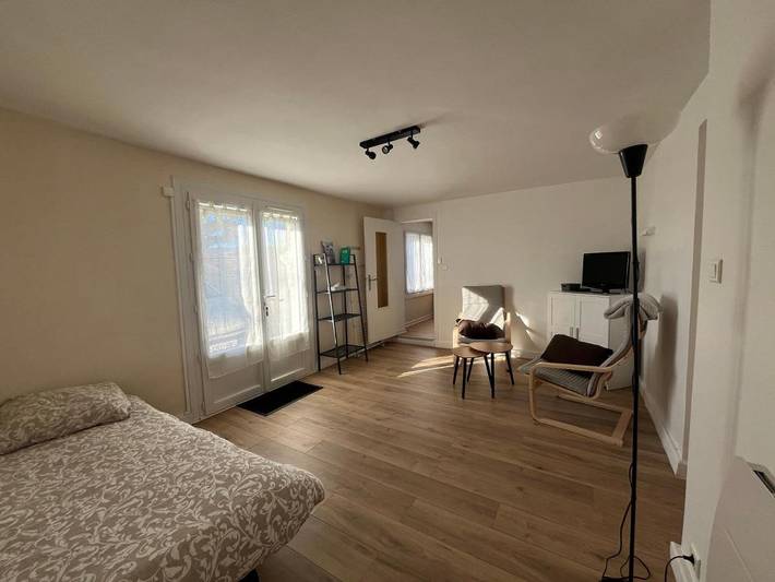 Gîte pour 2 personnes, avec jardin ainsi que vue et terrasse à Saint-Germain-Lembron - 2