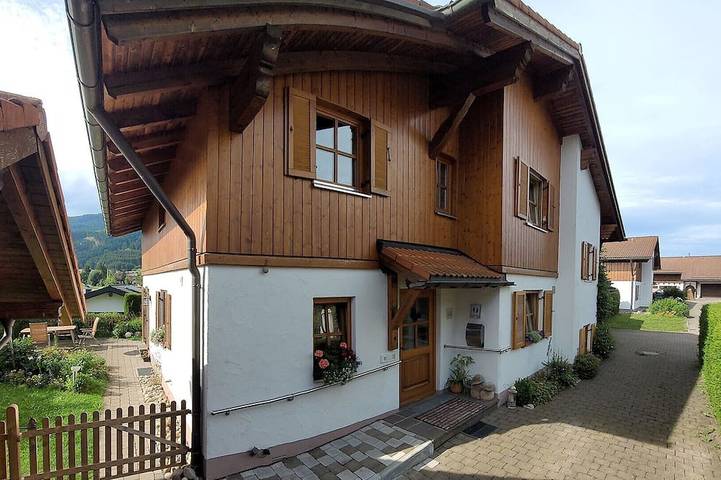 Ferienhaus für 6 Personen, mit Whirlpool und Sauna sowie Garten, mit Haustier im Ostallgäu