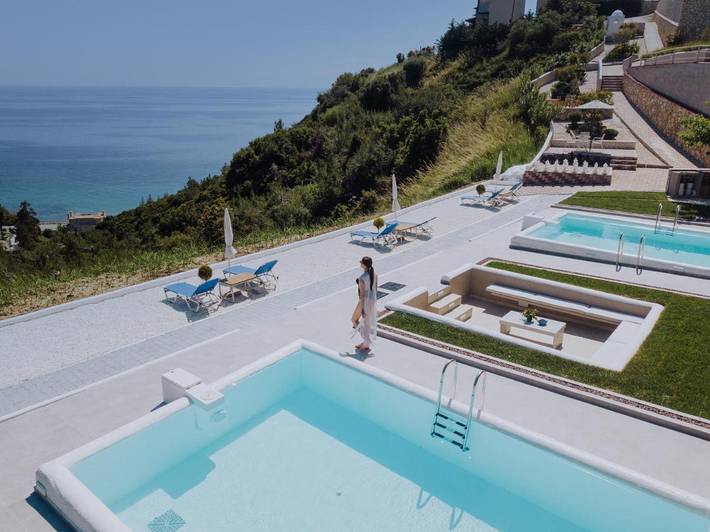 Appart’hôtel pour 6 personnes, avec Balcon et Terrasse ainsi que Jardin et Bassin pour enfant
