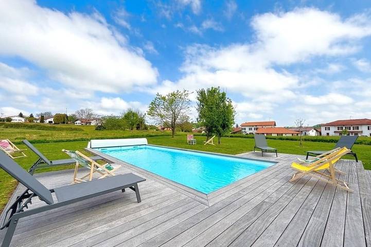 Location de vacances pour 12 personnes, avec jardin à Béguios
