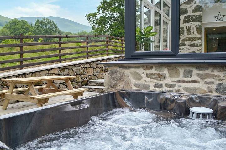 Cottage for 4 people, with hot tub and garden, with pets in Snowdonia