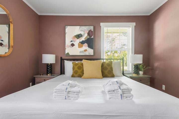 Vacation rental for 8 people, with yard, with pets in North Charleston