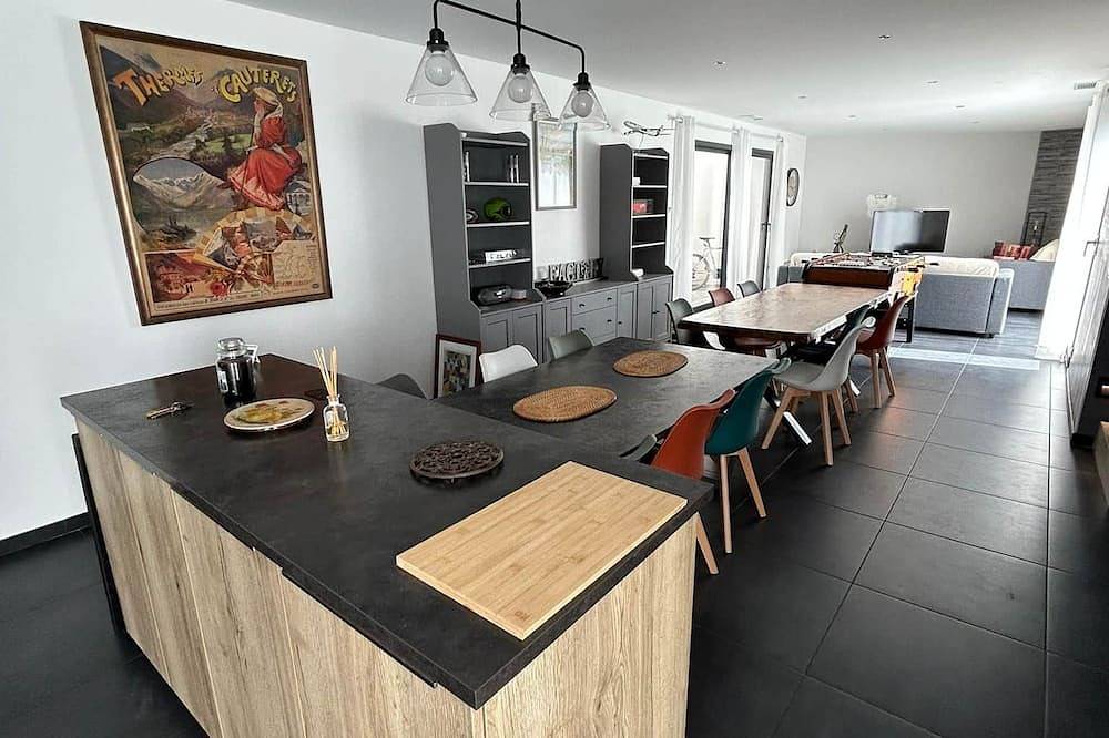 5-bedroom house, overlooking the lake and near the ocean in La Franqui, Leucate