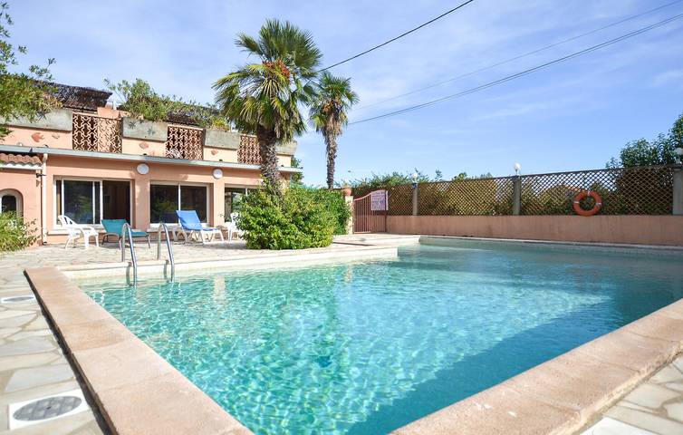 Gîte pour 4 personnes, avec terrasse et piscine à Sorbo-Ocagnano